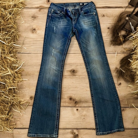 Miss me bootcut Size 28 floral fleur de lis design on back pockets. Beautiful - Picture 5 of 17